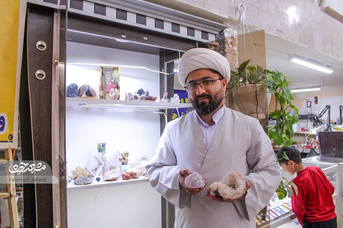 هنرمند و امام جماعت شهرک شهیدباهنر، معتقد است که روحانی نباید تک بعدی باشدشیفته گوهرهای طبیعت هنرمند و امام جماعت شهرک شهیدباهنر، معتقد است که روحانی نباید تک بعدی باشدشیفته گوهرهای طبیعت