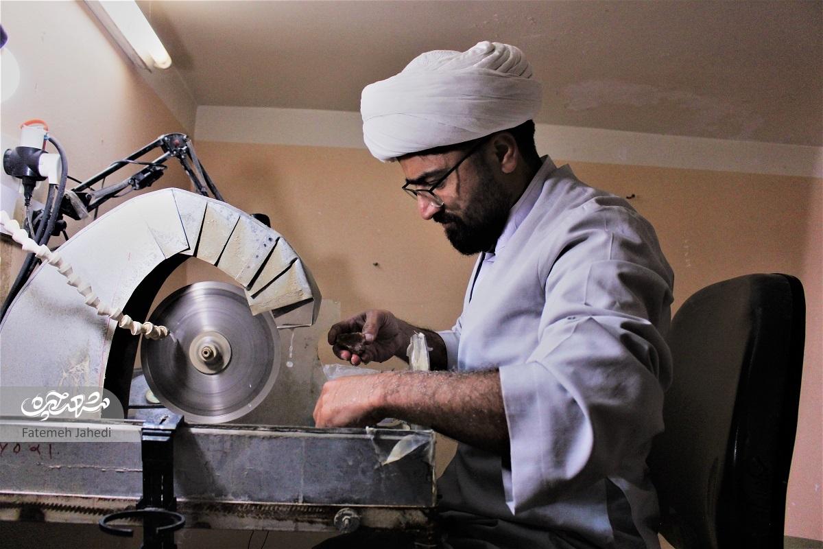 هنرمند و امام جماعت شهرک شهیدباهنر، معتقد است که روحانی نباید تک بعدی باشدشیفته گوهرهای طبیعت هنرمند و امام جماعت شهرک شهیدباهنر، معتقد است که روحانی نباید تک بعدی باشدشیفته گوهرهای طبیعت