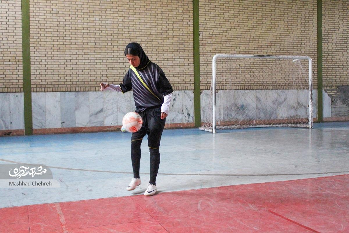 ریحانه کریمی، کمک‌مربی ورزش محله سیدی، تلاش کرده خودش را به اطرافیان ثابت کندیک دختر که فوتبال دوست دارد