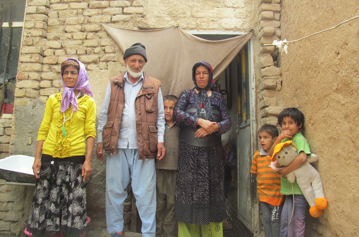 گلی خانم برای بچههای هوویش مادری میکند! گلی خانم برای بچههای هوویش مادری میکند!