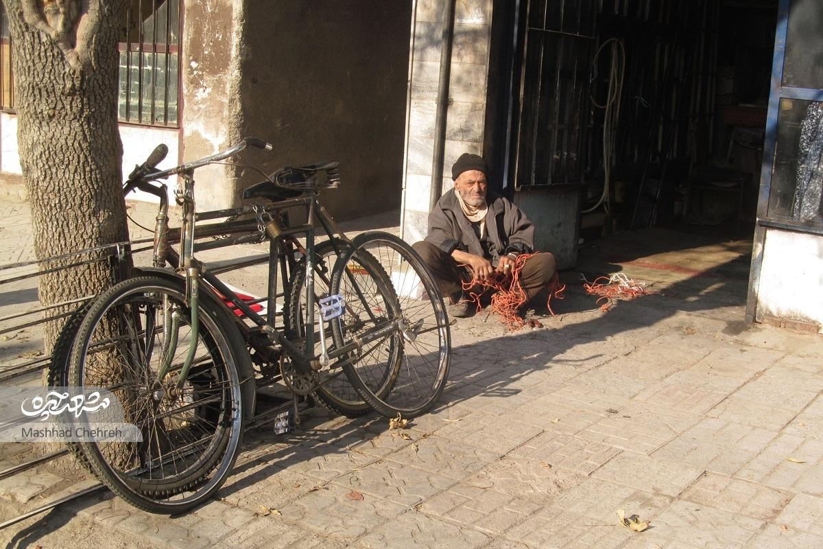 دوچرخه ساز ۸۶ ساله خیابان مسلم هنوز مشغول تعمیر است