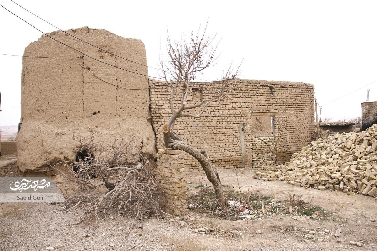 بقایای برج و باروهای گذشتگان، حاکی از روزگار پرفرازونشیب محله قرقی دارد