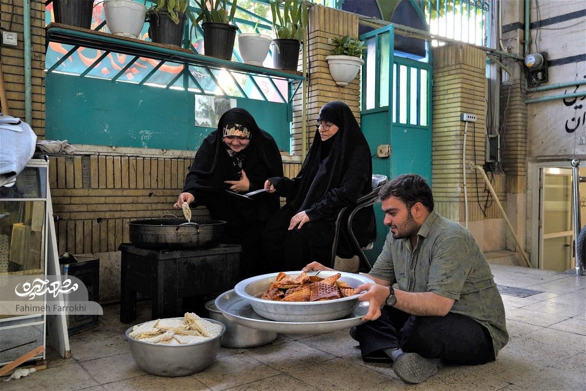 بانوی محله بالاخیابان، همراه با خانواده‌اشپشتیبان نیروهای گشت محله شده استشام با ما