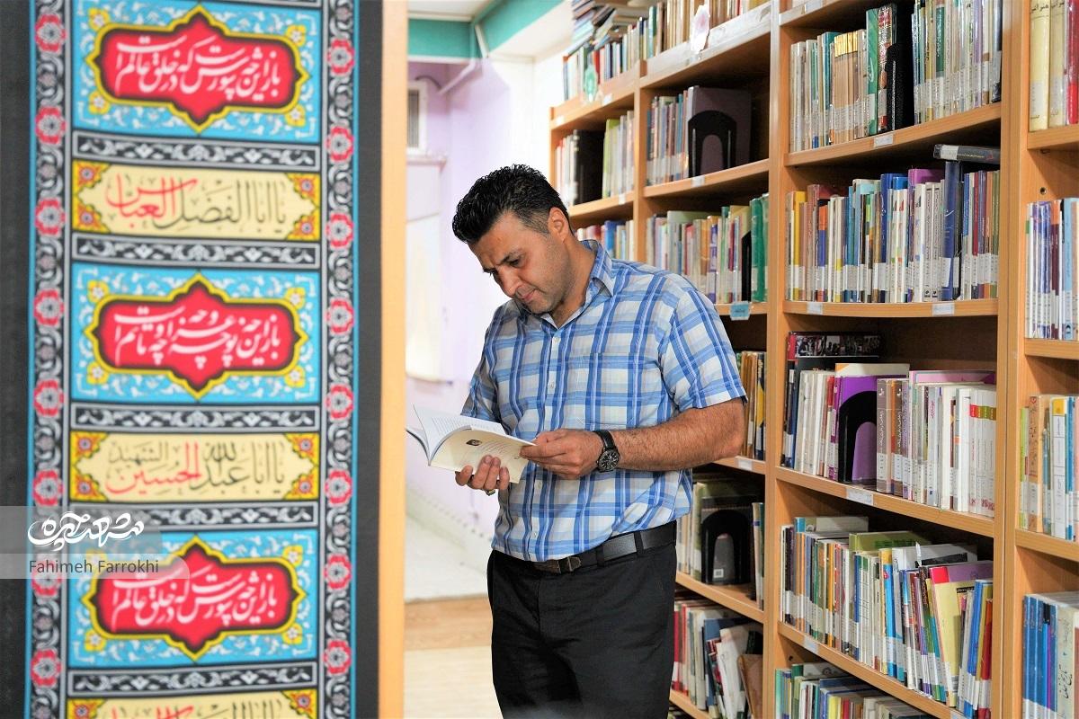 تراشکار کتاب‌باز ذهنش را با کلمات صیقل می‌دهد