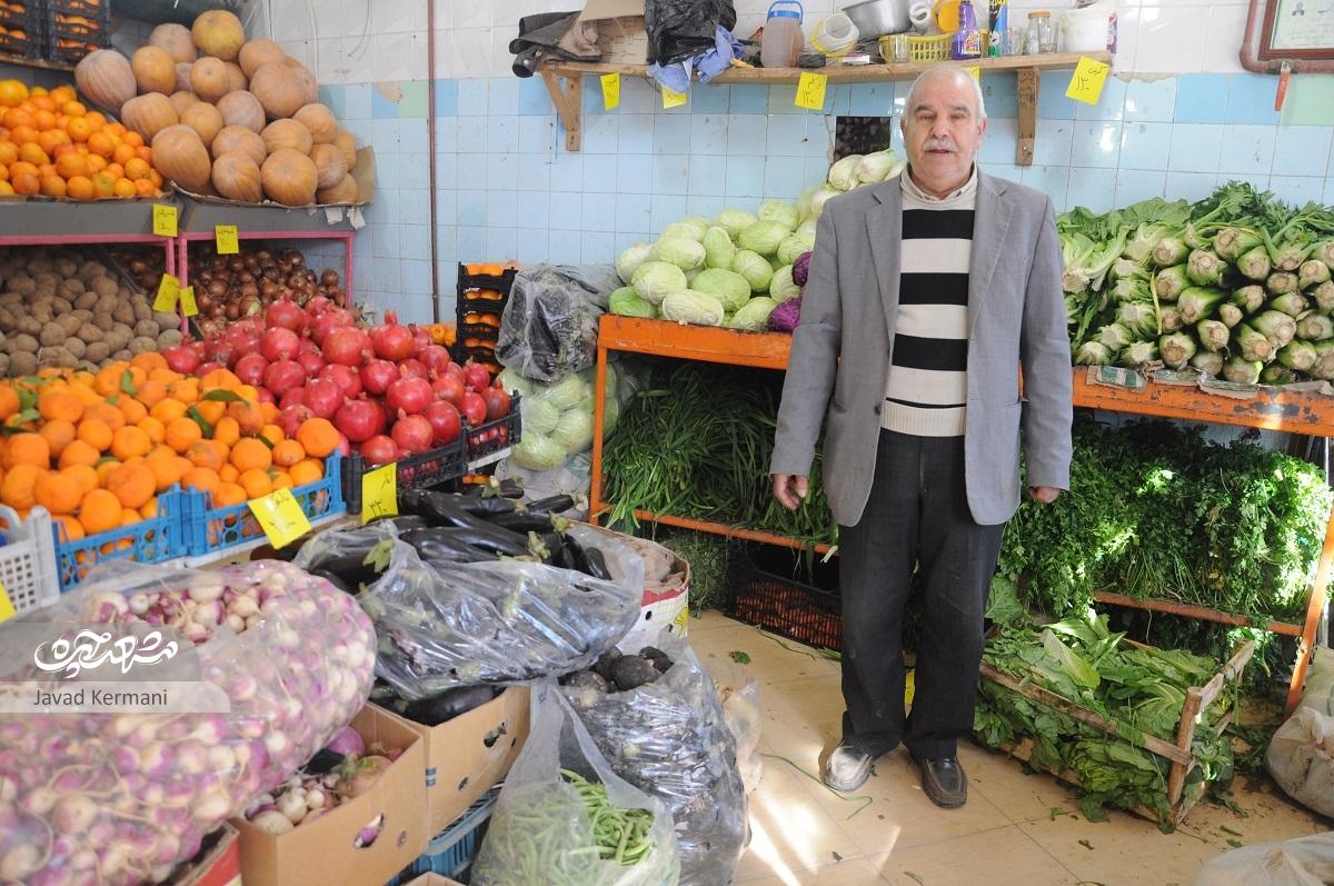 حبیبآقا یکی از قدیمیترین سبزیفروشهای محله آب و برق است حبیبآقا یکی از قدیمیترین سبزیفروشهای محله آب و برق است