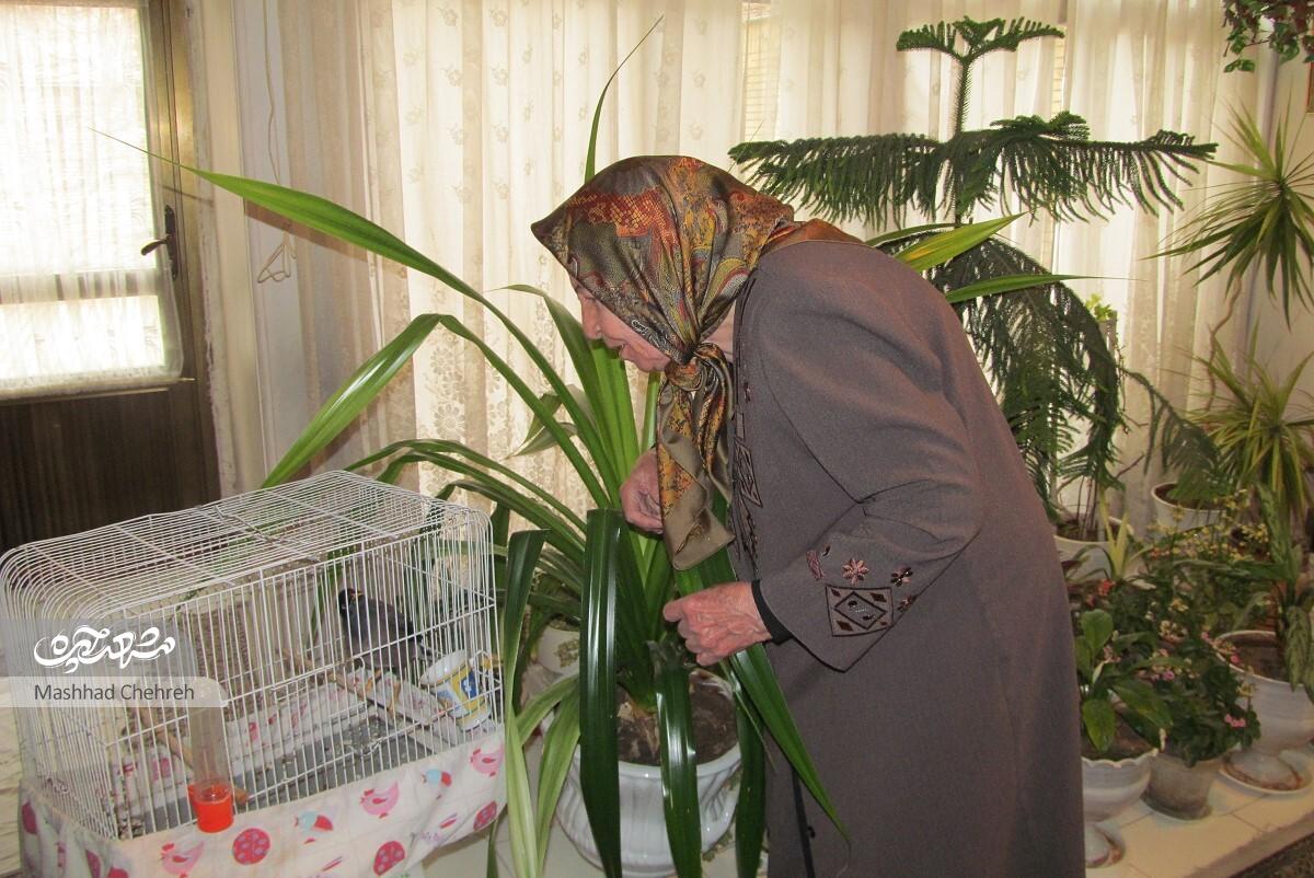 بانوی خیر محله دانش‌آموز، زندگی اش را با خیاطی اداره می‌کند