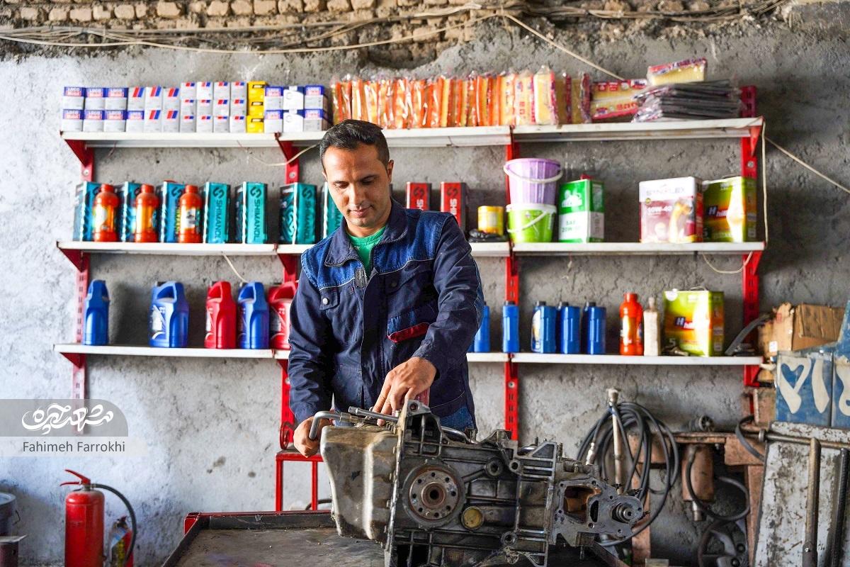 خدمت مهدی صبوری به خادمان امنیت در تعمیرگاهش خدمت مهدی صبوری به خادمان امنیت در تعمیرگاهش