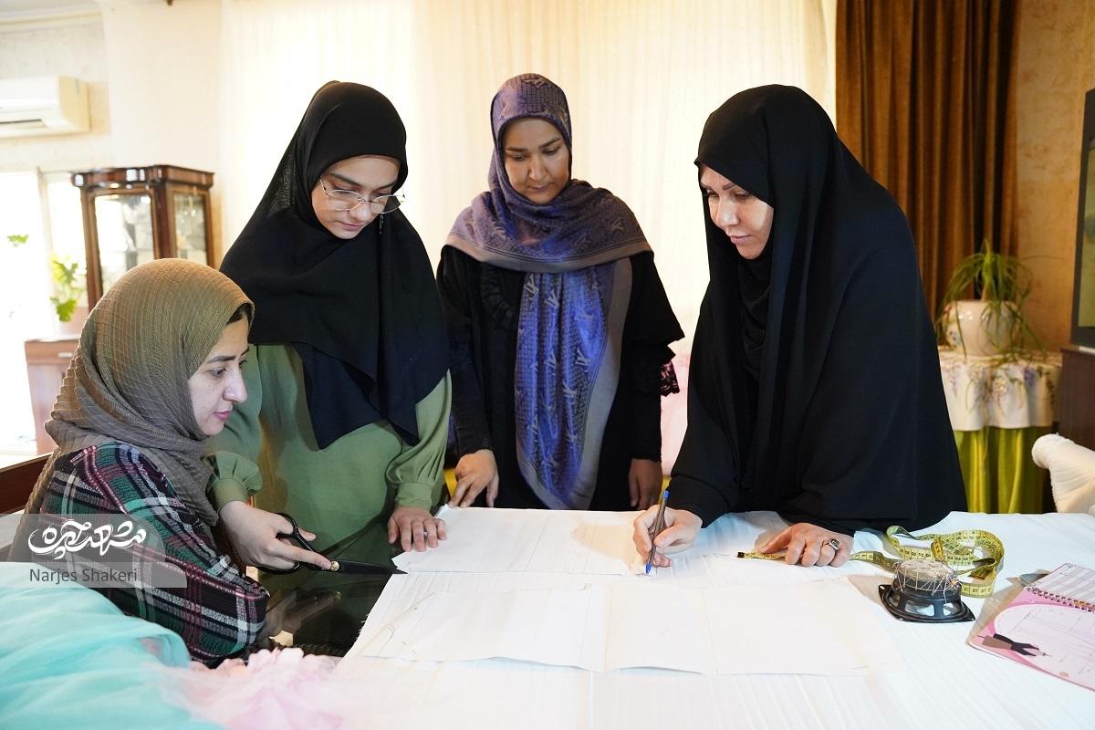 ملیحه بنایی از سال ۸۵ آغازگر زنجیره آموزش رایگان خیاطی شد ملیحه بنایی از سال ۸۵ آغازگر زنجیره آموزش رایگان خیاطی شد