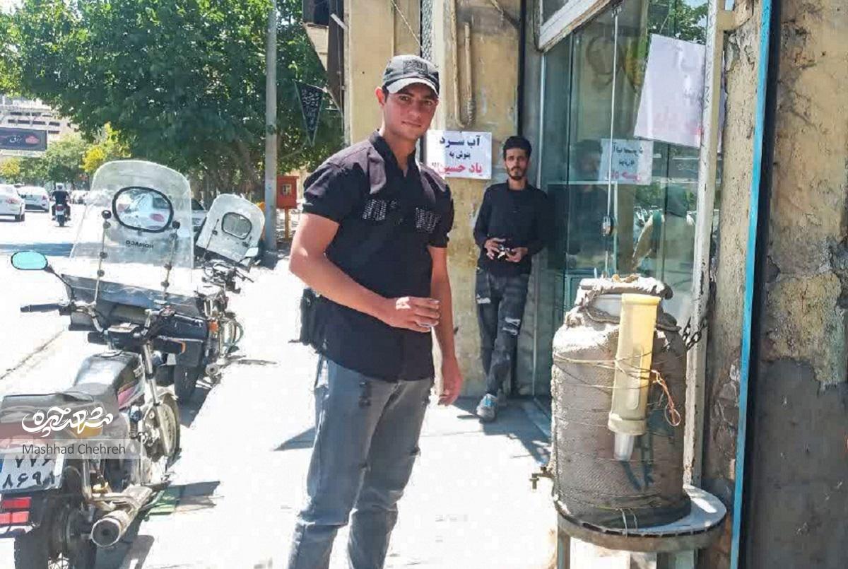 جمشید قدرتی با کلمن جلوی مغازهاش، رهگذران را سیراب میکند