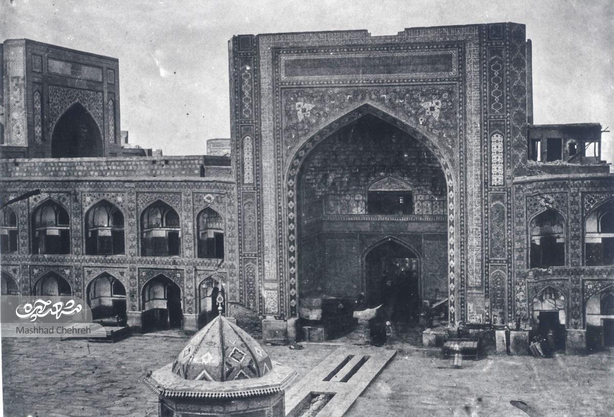 روزگار یکی از ورودی های صحن آزادی در حرم مطهر رضوی که نمایشگاه جلوههای هنر اسلامی استایوان «تلگرافخانه» و باغ کاشیهایش روزگار یکی از ورودی های صحن آزادی در حرم مطهر رضوی که نمایشگاه جلوههای هنر اسلامی استایوان «تلگرافخانه» و باغ کاشیهایش