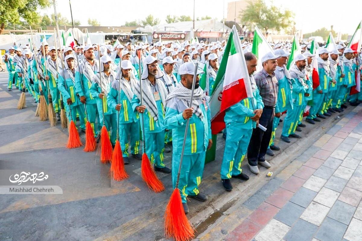 پاکبانان زیر پای زائران امامحسین (ع) را نظافت میکنند