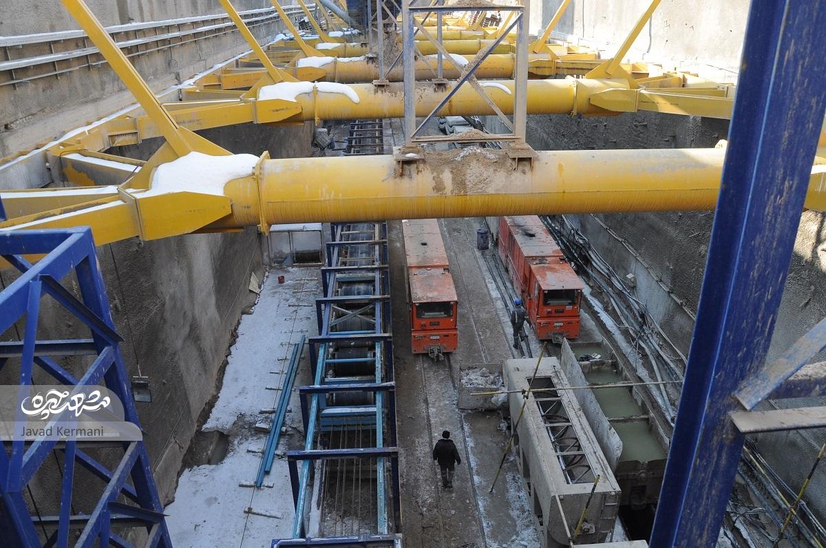 به کارگران کارگاه قطارشهری ایستگاه کشفرود میگفتند: «بچههای کف شفت» به کارگران کارگاه قطارشهری ایستگاه کشفرود میگفتند: «بچههای کف شفت»