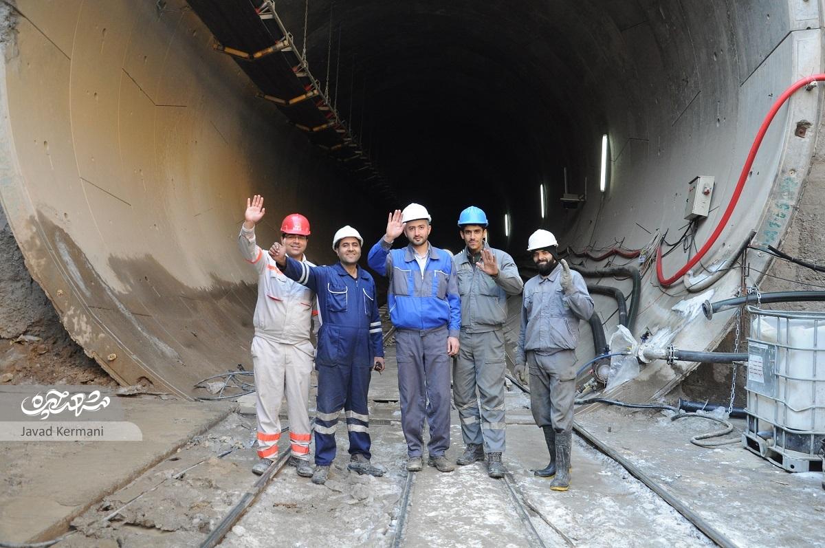 به کارگران کارگاه قطارشهری ایستگاه کشفرود میگفتند: «بچههای کف شفت» به کارگران کارگاه قطارشهری ایستگاه کشفرود میگفتند: «بچههای کف شفت»