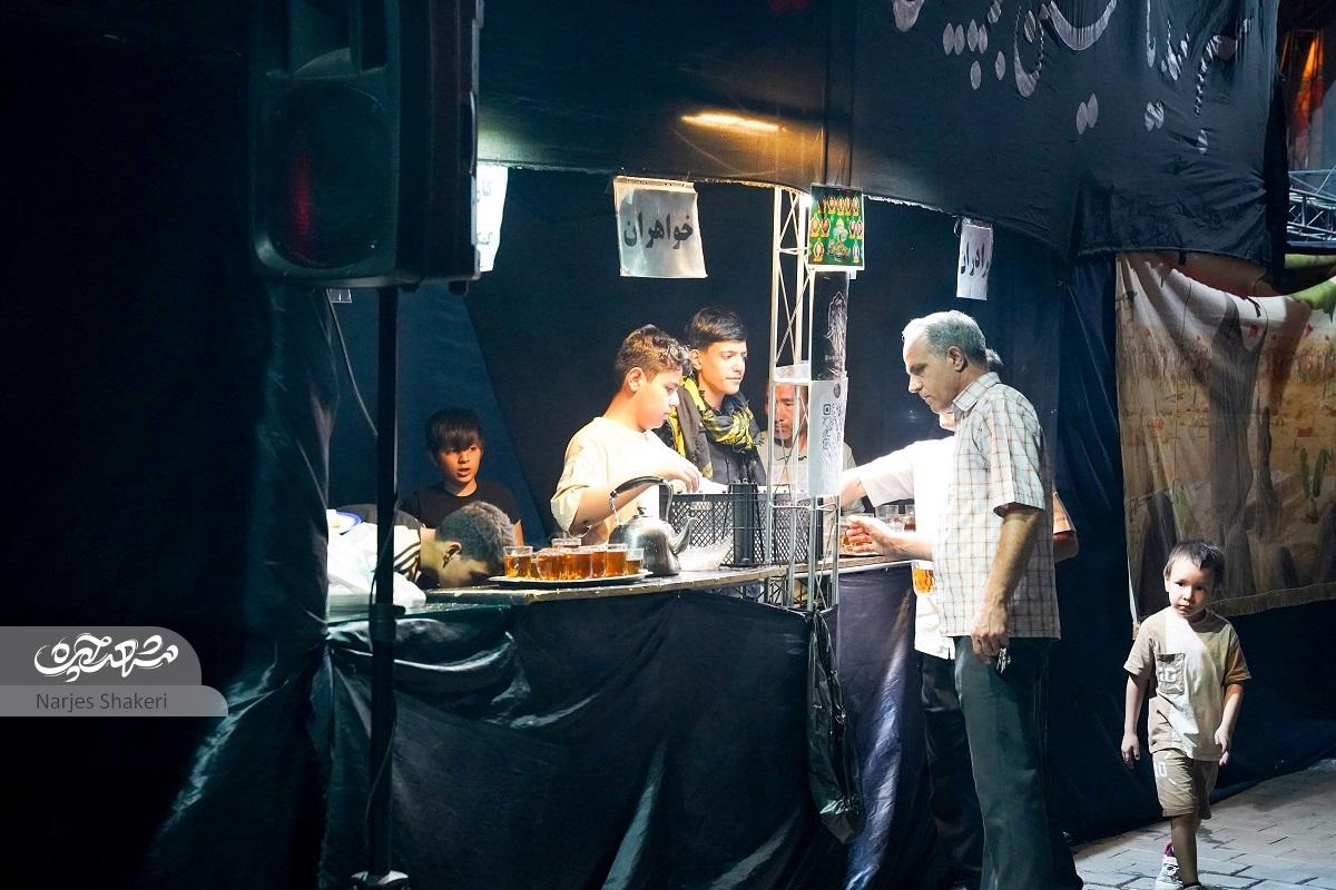 نوجوانان محله صادقیه این روزها پرچم ایستگاه صلواتی را بالا برده‌اندمن هم خادمم