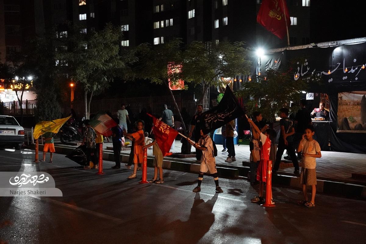 نوجوانان محله صادقیه پرچم ایستگاه صلواتی را بالا برده‌اند