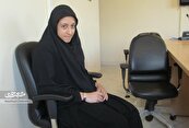زهرا ۱۱ ساله، کمک‌مربی درس فارسی است