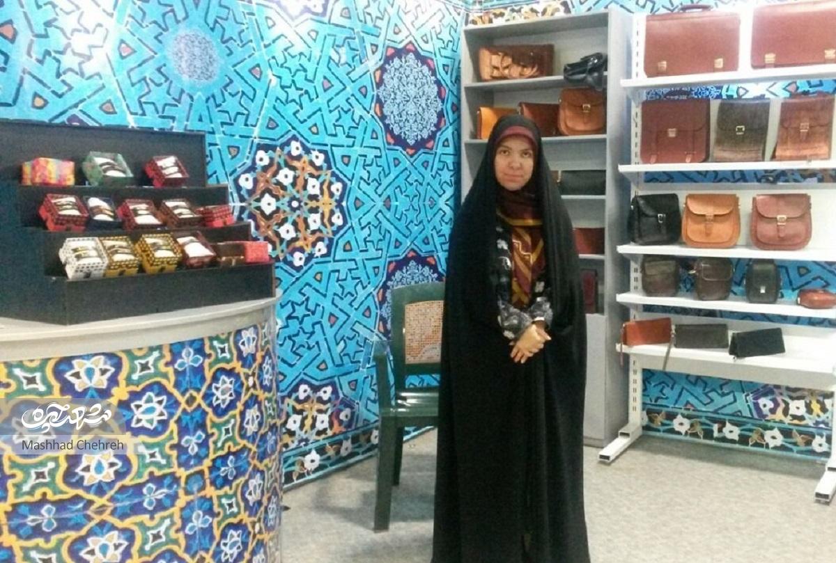 چرم دوزی ثریا برای بانوان محله نان و آب دارد