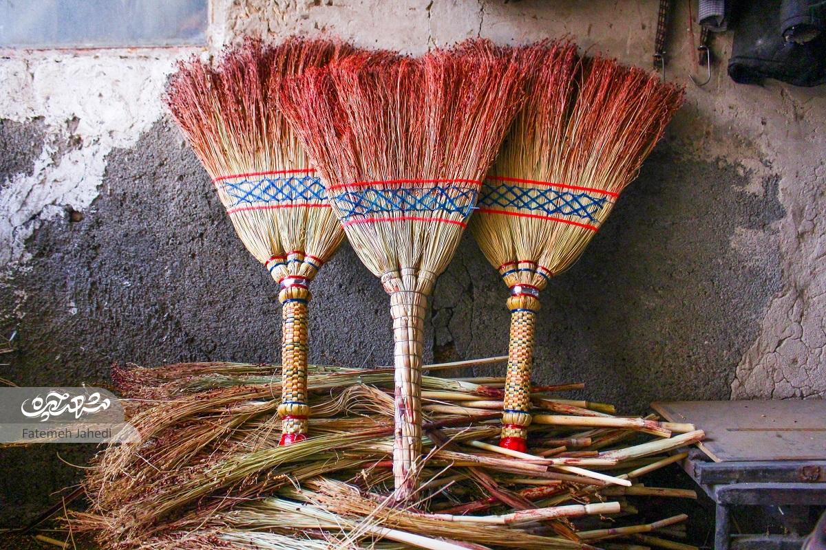 علی‌اکبر پوریوسف؛ متخصص بافتن جاروهای خاص است