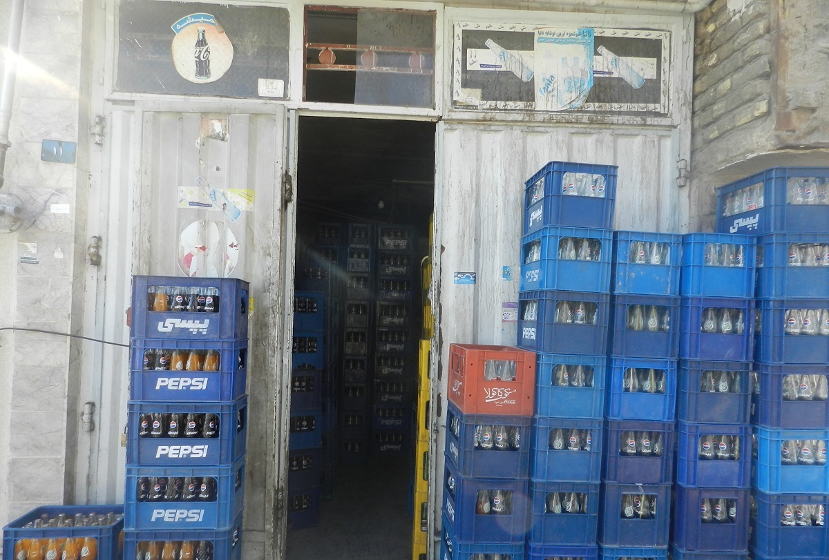 محمد ظریفرفائیزارع قدیمی ترین نوشابهفروش محله ... است. محمد ظریفرفائیزارع قدیمی ترین نوشابهفروش محله ... است.