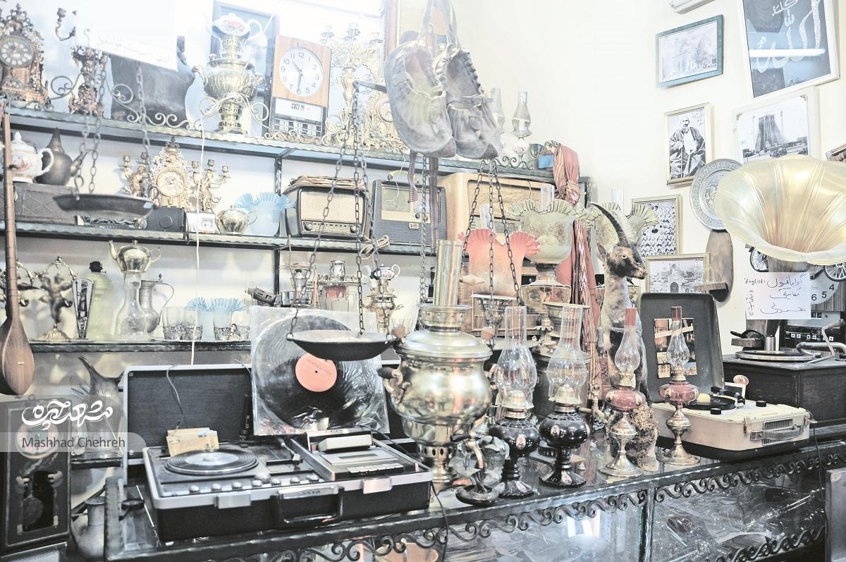 در عتیقه فروشی منصور شاهی از سکههای قاجار تا رادیو نفتی وجود دارد در عتیقه فروشی منصور شاهی از سکههای قاجار تا رادیو نفتی وجود دارد