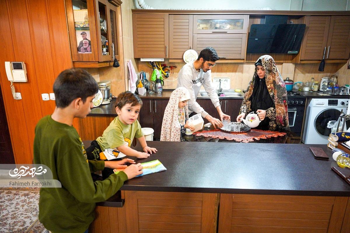 خانواده ۷ نفره اباذری در مسیر حفظ آیات الهی گام برمیدارند خانواده ۷ نفره اباذری در مسیر حفظ آیات الهی گام برمیدارند