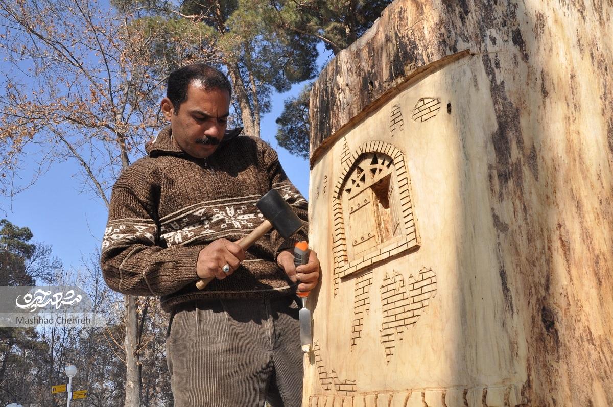 قدیر منوچهری با تنه درختان باغ وکیلآباد، آثار هنری خلق میکند قدیر منوچهری با تنه درختان باغ وکیلآباد، آثار هنری خلق میکند