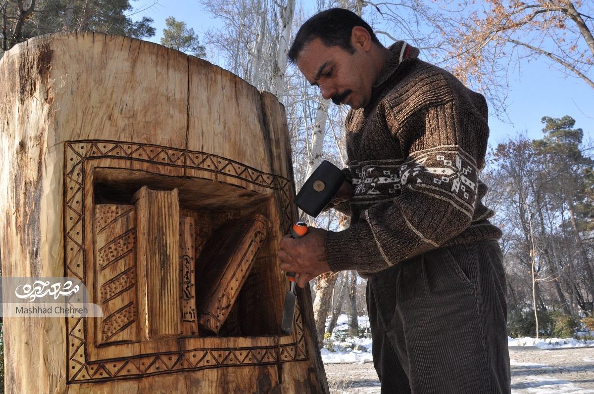 قدیر منوچهری با تنه درختان باغ وکیلآباد، آثار هنری خلق میکند قدیر منوچهری با تنه درختان باغ وکیلآباد، آثار هنری خلق میکند