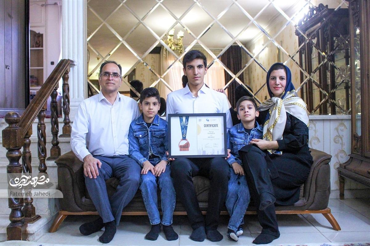 پارسا صداقت برنز جهانی المپیاد اقتصاد را از آن خود کرد