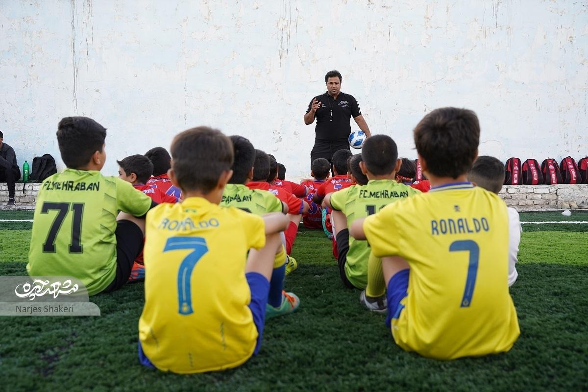 مربی «مهربان» به دنبال کشف استعداد فوتبالیستهای حاشیهشهر است