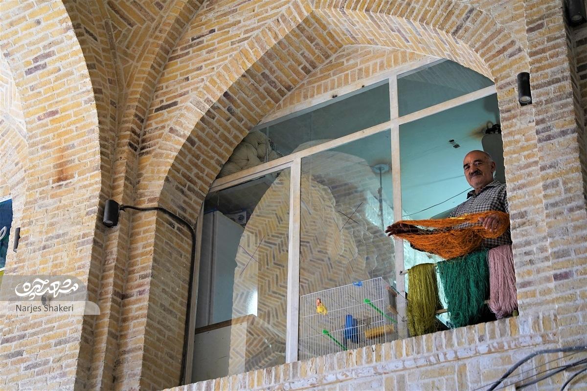 حسن بیرقی، عمری است رنگرز بازار فرش است