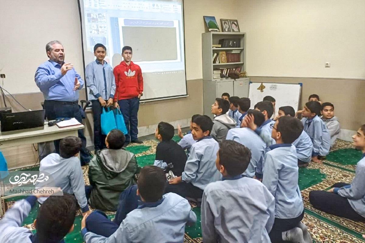آقای فیروزآبادی تفکیک زباله را رایگان آموزش می‌دهد