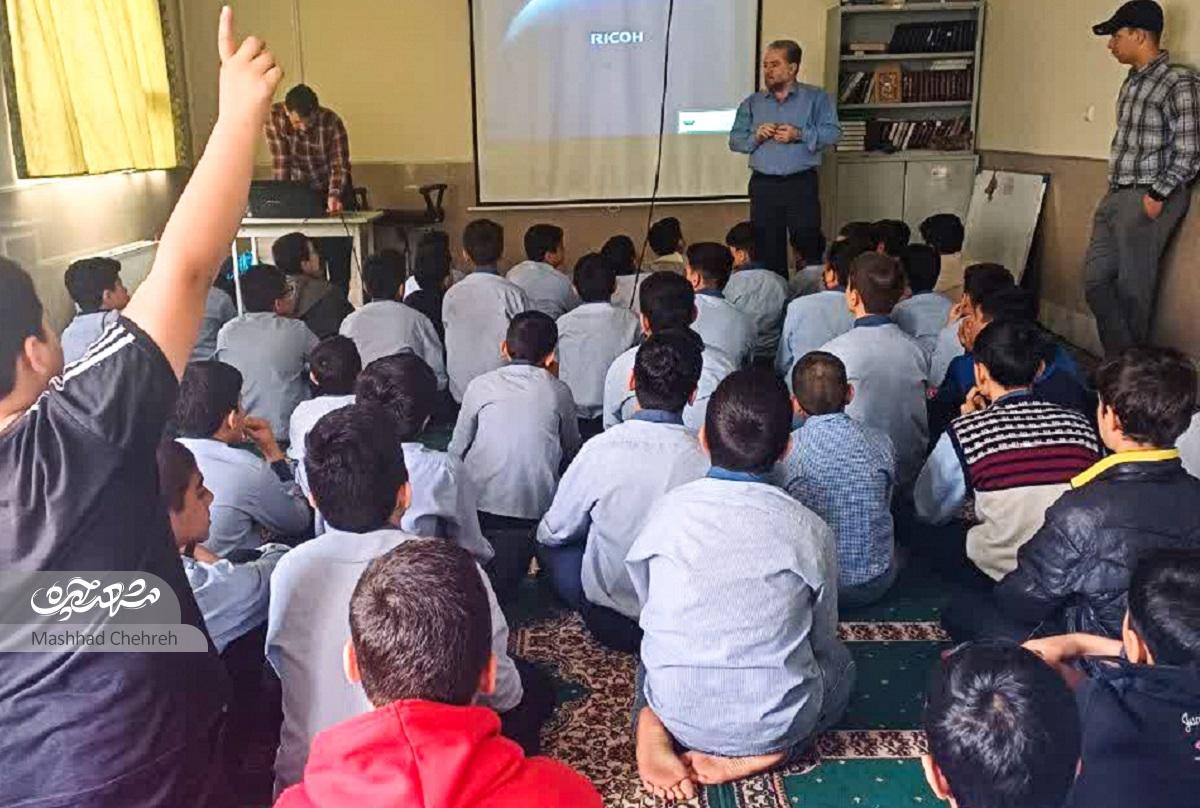 شهروند محله گاز از هیچ فرصتی برای آموزش رایگان تفکیک زباله چشم‌پوشی نمی‌کندآموزش چهره‌به‌چهره برای پاکیزگی شهر