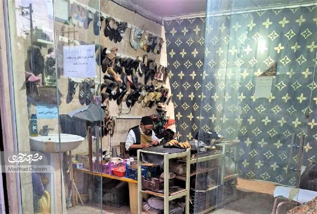 کفاشی، هنری‌است که پیرمرد  90ساله محله پروین اعتصامی، با خودش از کاشمر به مشهد آورددلتنگی‌های  میرزاحسین برای «باغ‌مزار»