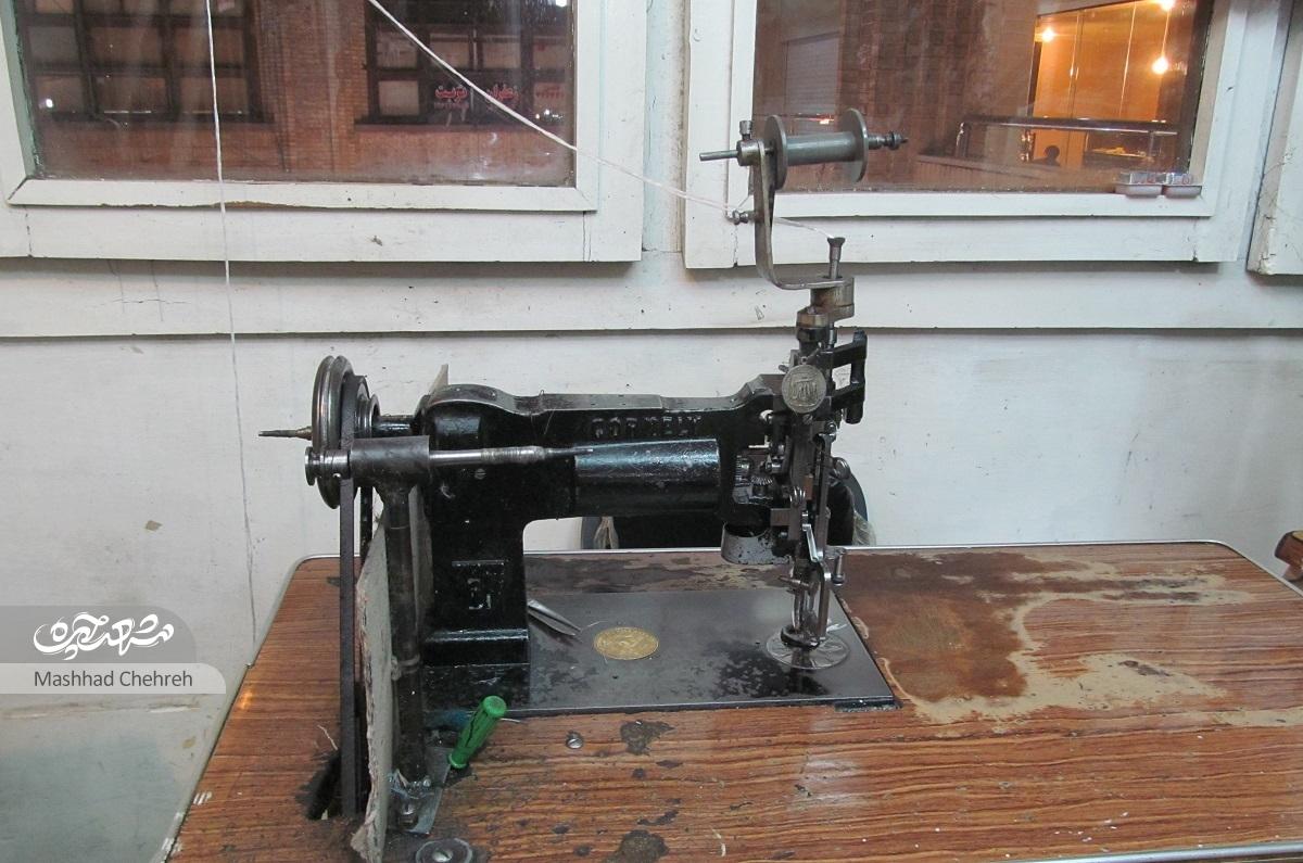 حمید غفاریان در بازار رضا جانماز و سجاده می‌دوزد