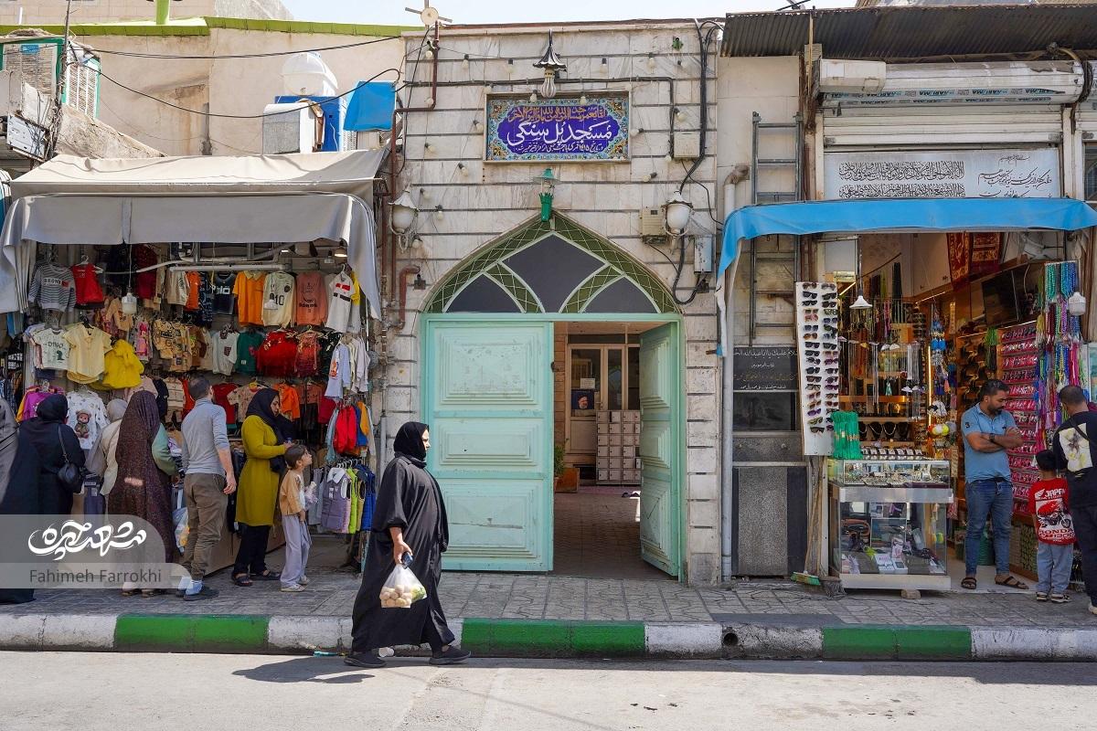 مسجدِ «پل سنگی» نامش را از گذری کوچک و پرآب در نوغان قدیم گرفته است مسجدِ «پل سنگی» نامش را از گذری کوچک و پرآب در نوغان قدیم گرفته است