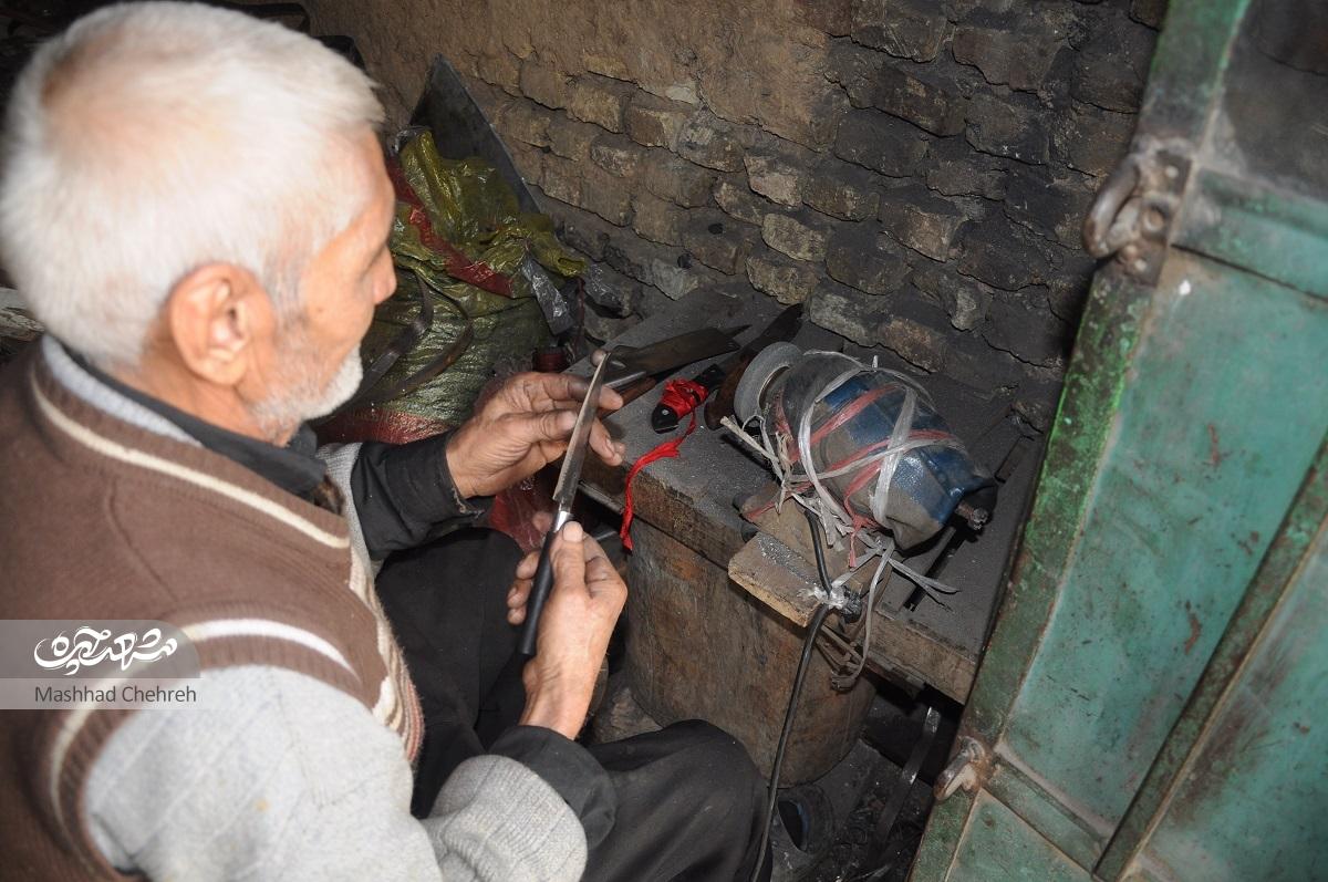 اوستامحمد اوایل آهنگری سیخ کباب و خاک‌انداز می‌ساخت