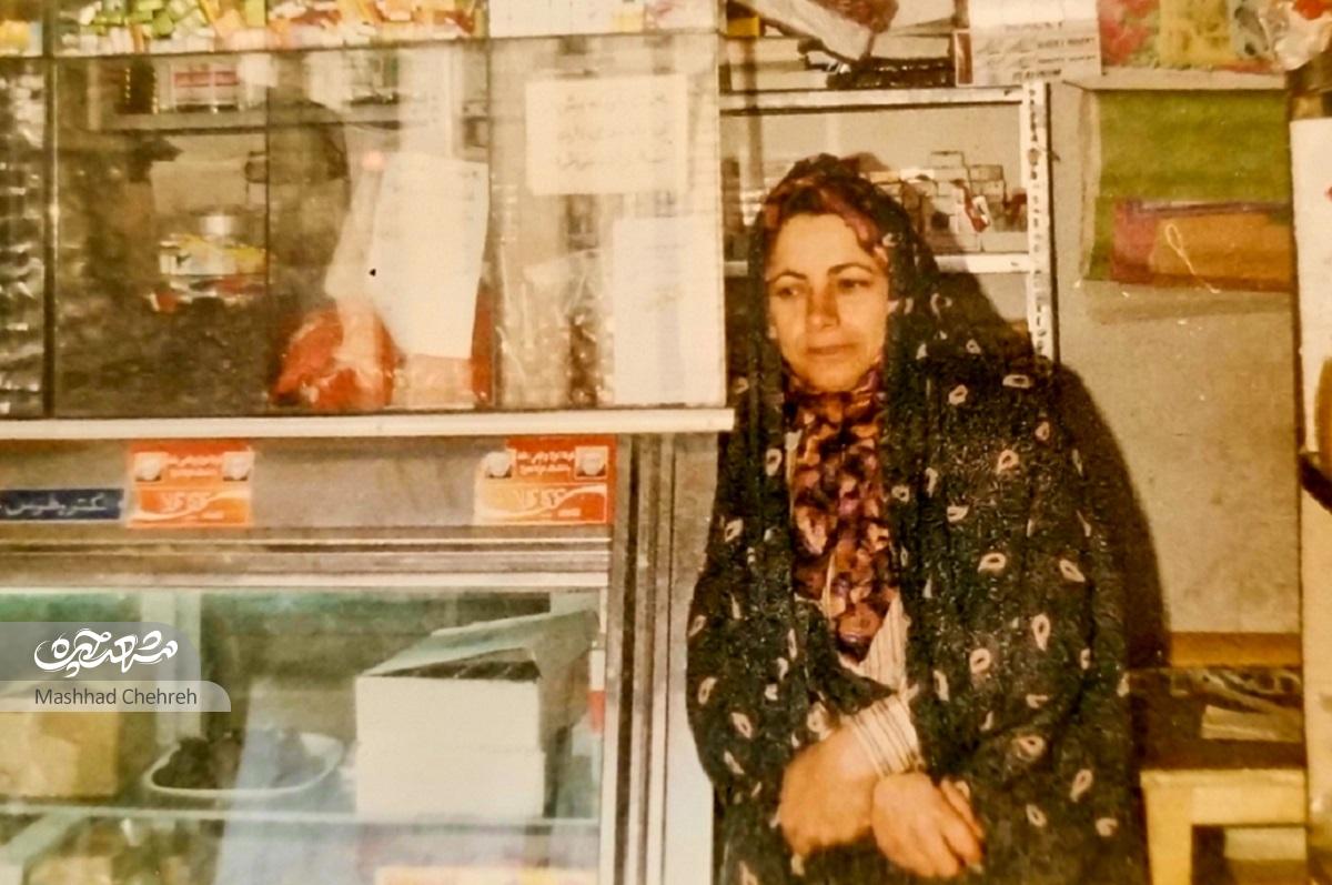 ربابهخانم، از نخستین ساکنان خانههای سازمانی شرکت رازی، خاطراتش را از سالهای سکونت در محله تربیت مرور میکندصف بستن اهالی جلو خانه ما ربابهخانم، از نخستین ساکنان خانههای سازمانی شرکت رازی، خاطراتش را از سالهای سکونت در محله تربیت مرور میکندصف بستن اهالی جلو خانه ما