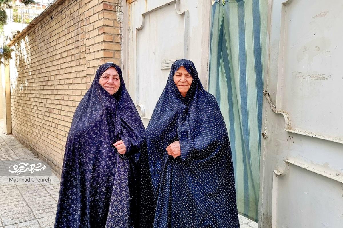 ربابهخانم، از نخستین ساکنان خانههای سازمانی شرکت رازی، خاطراتش را از سالهای سکونت در محله تربیت مرور میکندصف بستن اهالی جلو خانه ما ربابهخانم، از نخستین ساکنان خانههای سازمانی شرکت رازی، خاطراتش را از سالهای سکونت در محله تربیت مرور میکندصف بستن اهالی جلو خانه ما