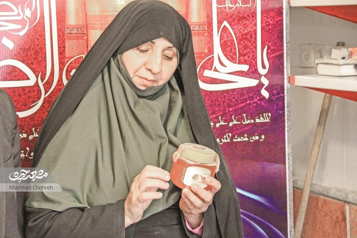 بانوی کارآفرین محله شهیدرستمی به «مامانِ زنبورها» معروف است