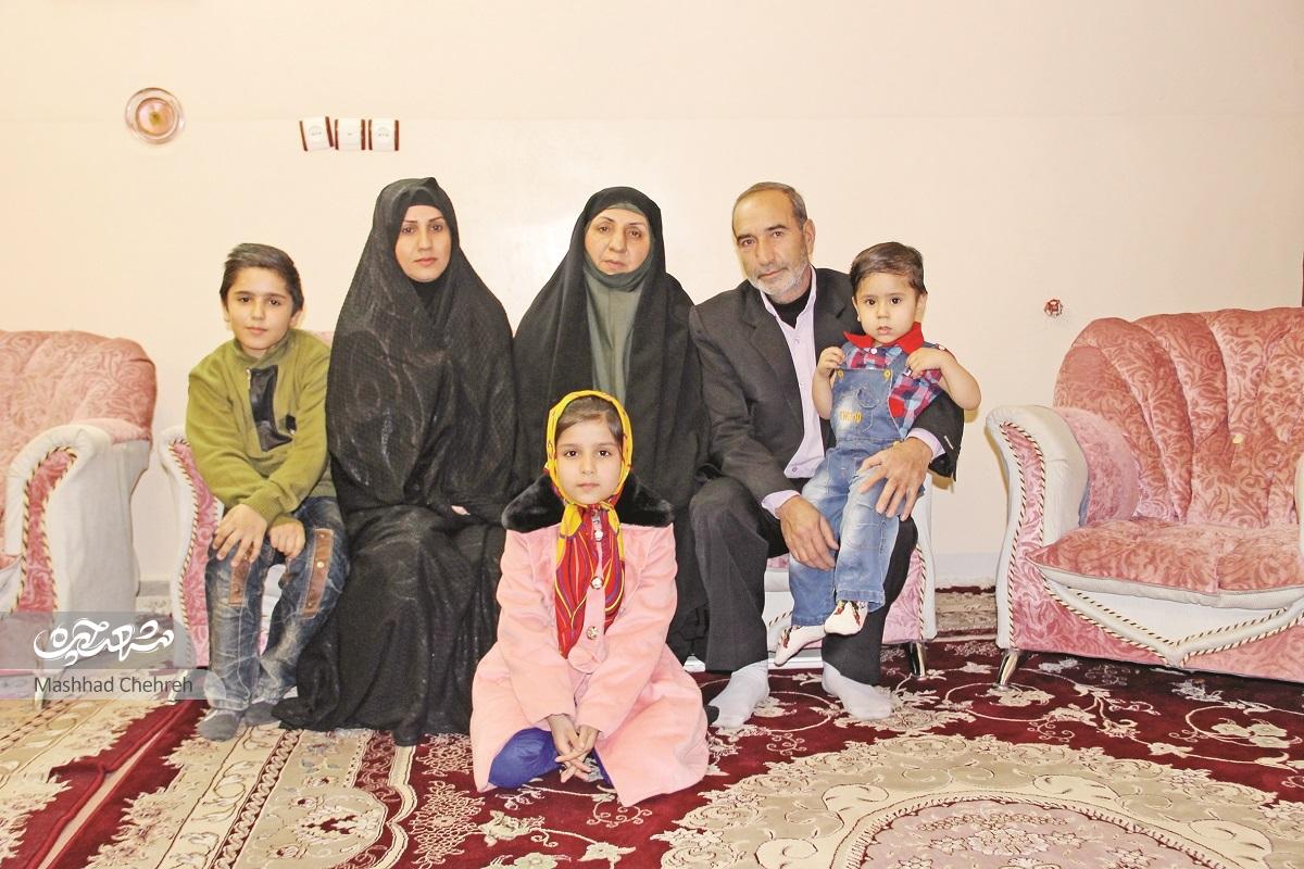 قدیسه صمدی بانوی کارآفرینی با بیش از ۱۰۰ کندوی عسل که اهالی او را مامانِ زنبورها صدا می‌کنند