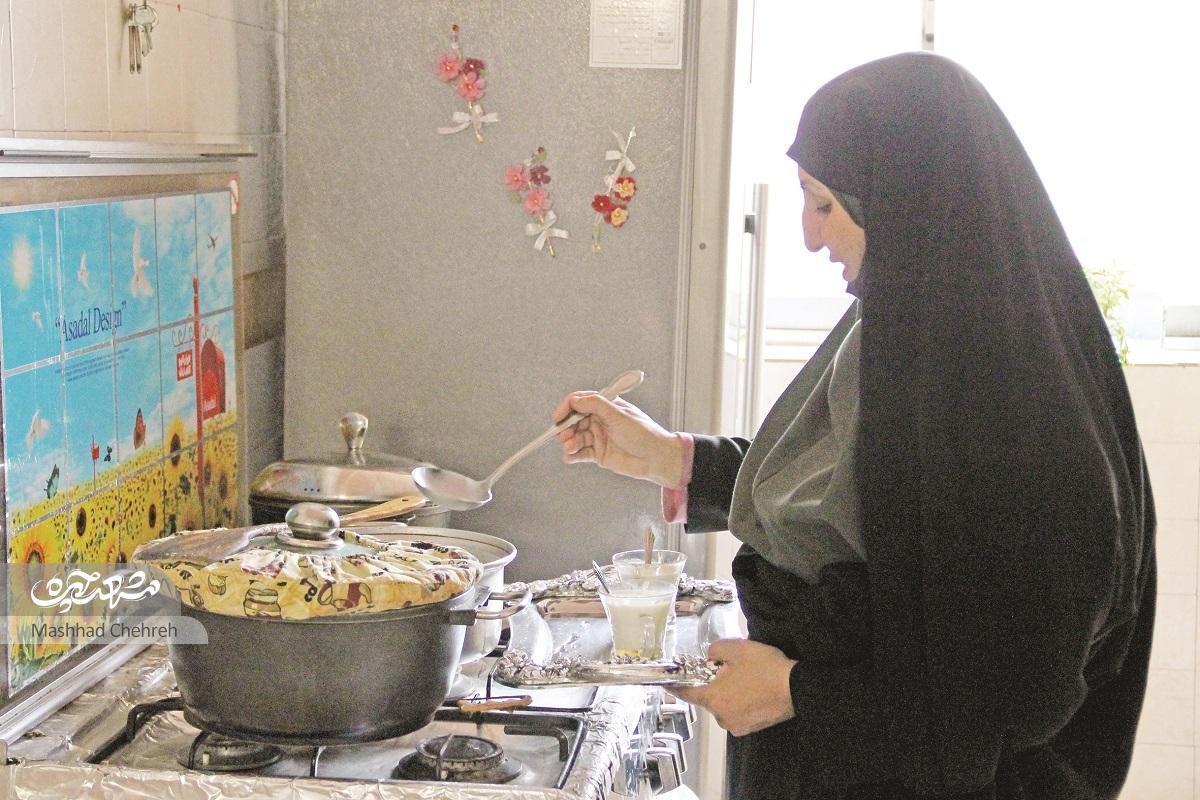 قدیسه صمدی بانوی کارآفرینی با بیش از ۱۰۰ کندوی عسل که اهالی او را مامانِ زنبورها صدا می‌کنند