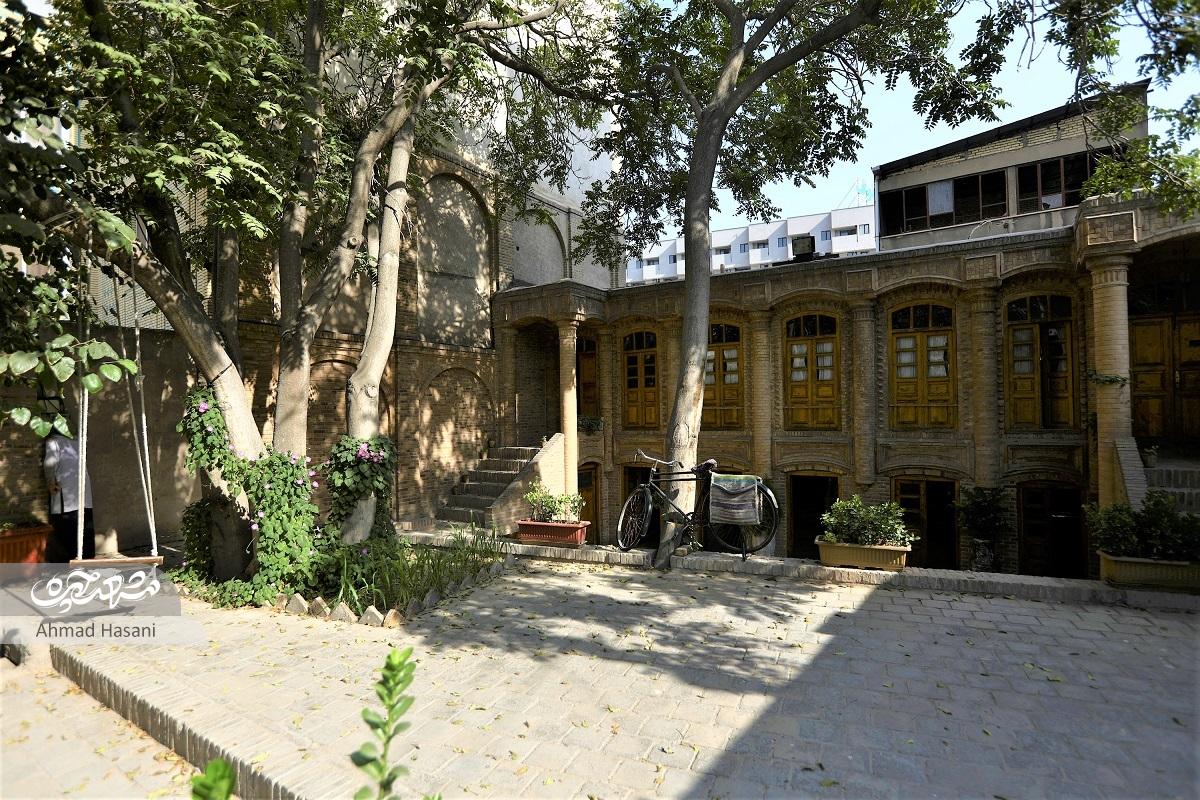 خانه توکلی به‌خاطر معماری قرینه‌اش شاخص است