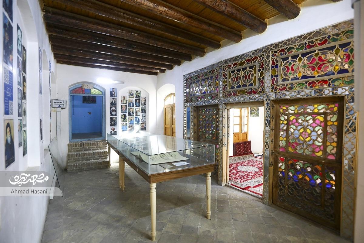 خانه توکلی به‌خاطر معماری قرینه‌اش شاخص است