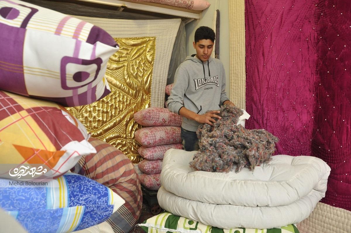 جواد اکبرپور ۲۰ساله استاد کار پنبه‌زنی است!