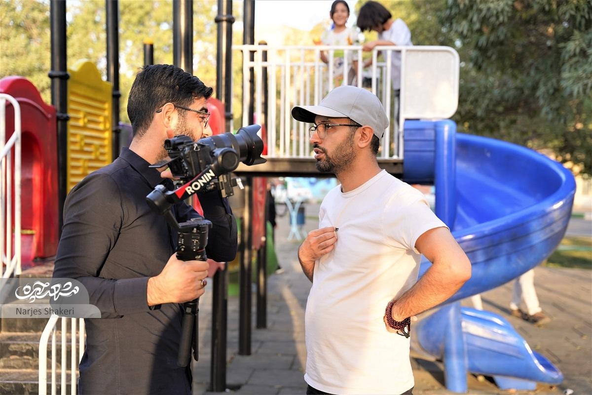 فیلمساز جوان اصفهانی در کوچههای شهر امام رضا(ع) دنبال یافتن روایتهایی برای سینما و تلویزیون است فیلمساز جوان اصفهانی در کوچههای شهر امام رضا(ع) دنبال یافتن روایتهایی برای سینما و تلویزیون است
