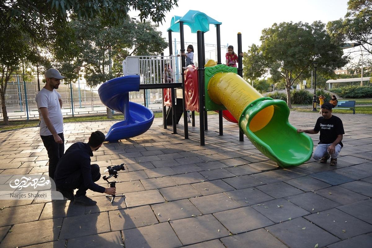 فیلمساز جوان اصفهانی در کوچههای شهر امام رضا(ع) دنبال یافتن روایتهایی برای سینما و تلویزیون است فیلمساز جوان اصفهانی در کوچههای شهر امام رضا(ع) دنبال یافتن روایتهایی برای سینما و تلویزیون است