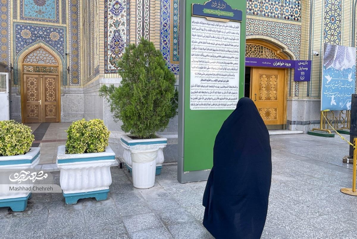 تابلوی «اذن ورود» یادآوری دلنشینی است که پیش روی زائران قرار دارد تابلوی «اذن ورود» یادآوری دلنشینی است که پیش روی زائران قرار دارد