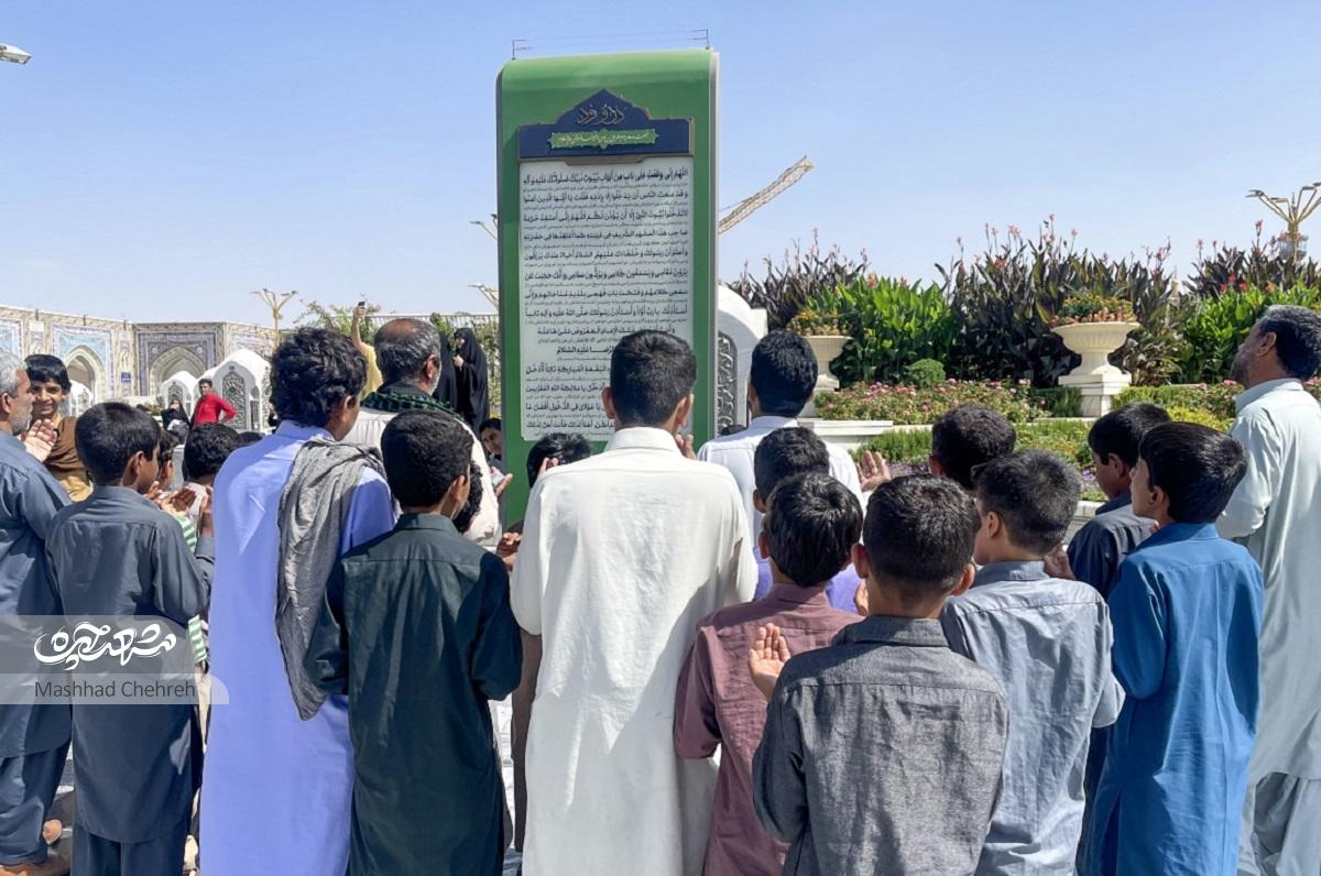 تابلوی «اذن ورود» یادآوری دلنشینی است که پیش روی زائران قرار دارد تابلوی «اذن ورود» یادآوری دلنشینی است که پیش روی زائران قرار دارد