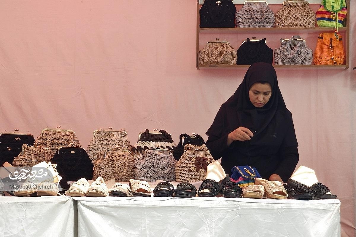 مریم پاسبان، هنر بافتنی‌اش را مدیون سکونتش در محله نیزه می‌داند