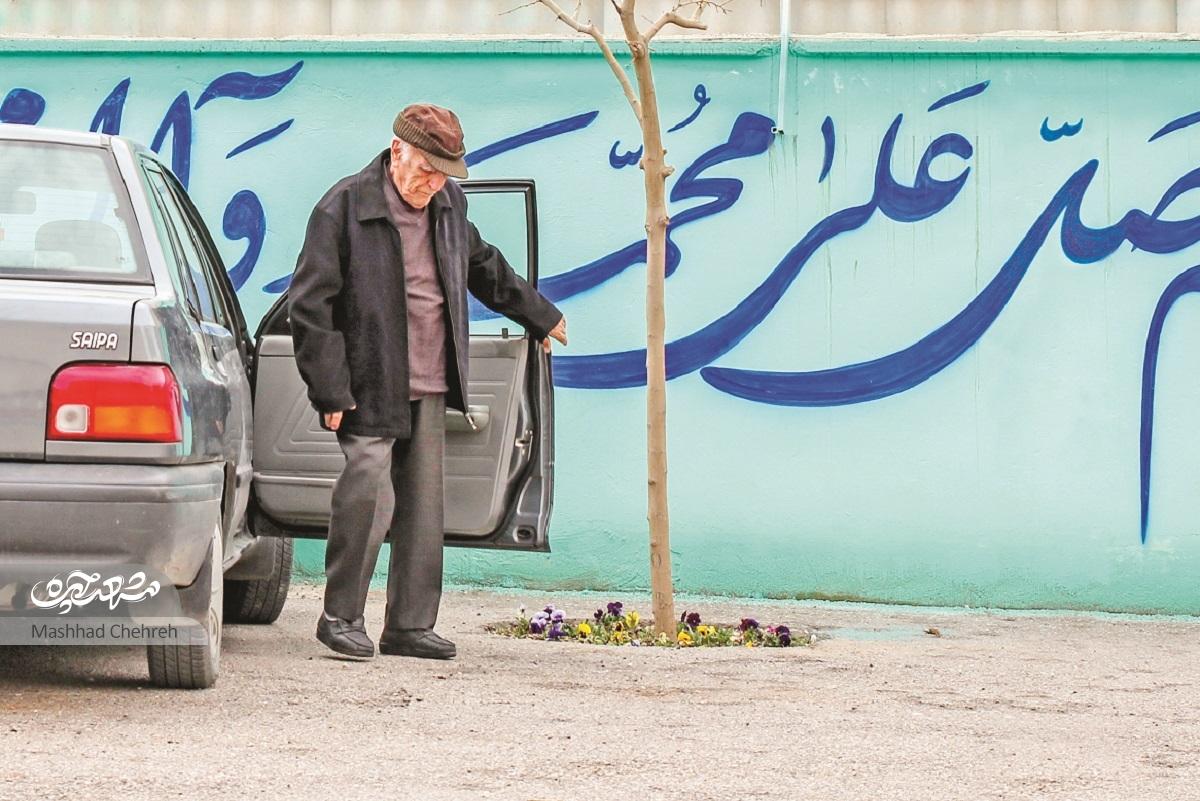 جواهر فروشی که در دوران انقلاب و نبود نفت به مردم زغال و نفت میرساند جواهر فروشی که در دوران انقلاب و نبود نفت به مردم زغال و نفت میرساند